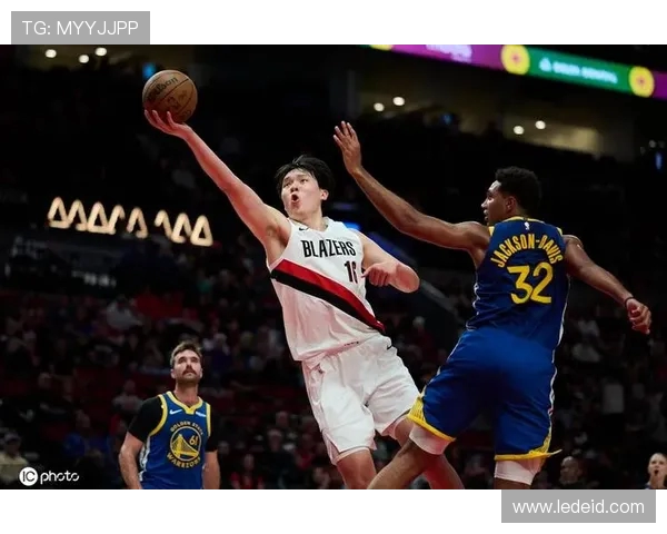 开拓者强势迎战勇士巅峰对决上演新赛季西部格局或将重塑