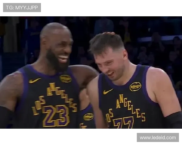 灰熊激战湖人强强对决詹姆斯率队鏖战莫兰特巅峰较量谁能笑到最后